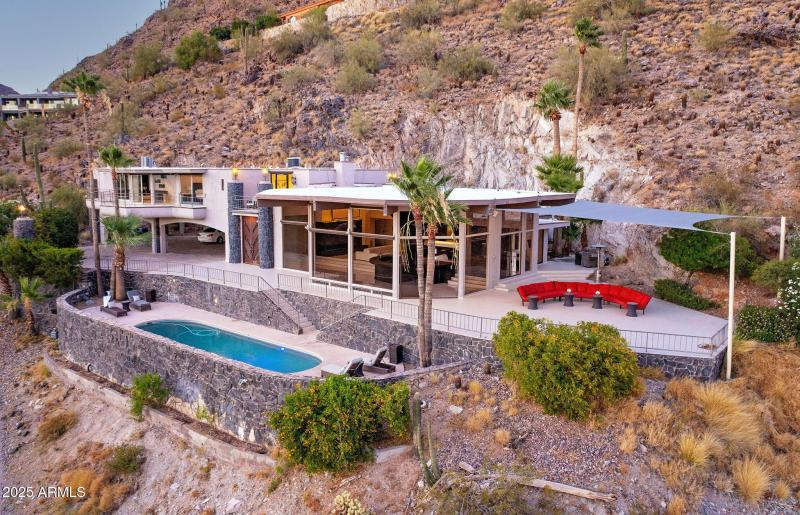 NESTLED ITO THE MOUNTAIN