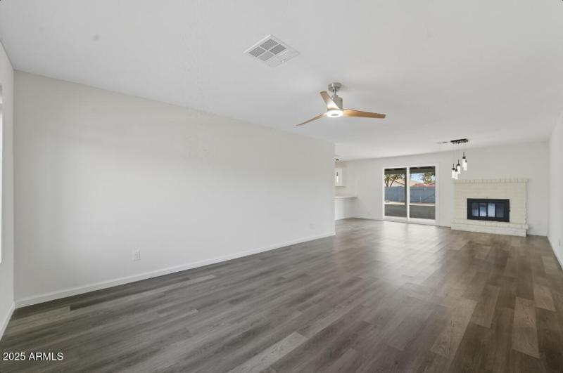 6337 W Caron St-06