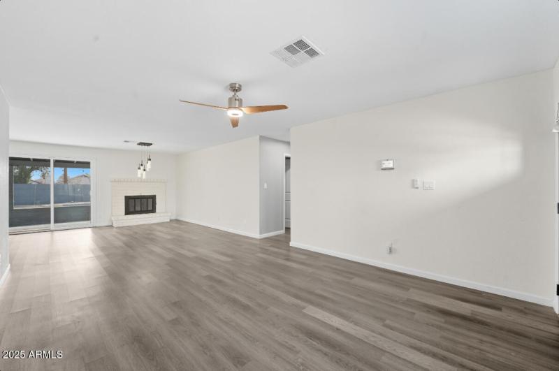 6337 W Caron St-07