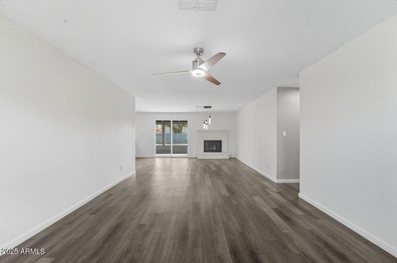 6337 W Caron St-08