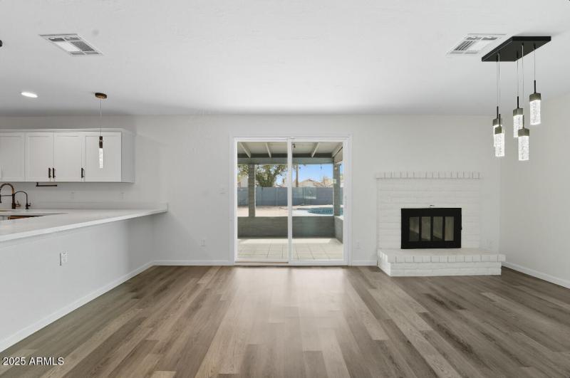 6337 W Caron St-11