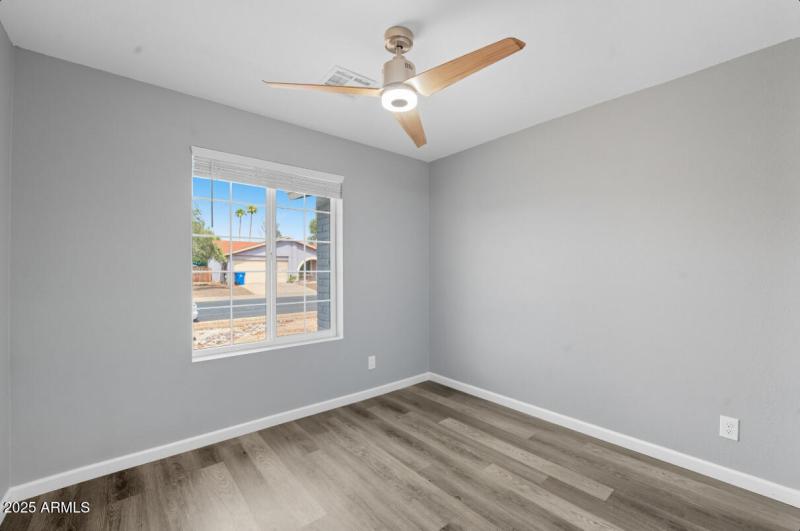 6337 W Caron St-35