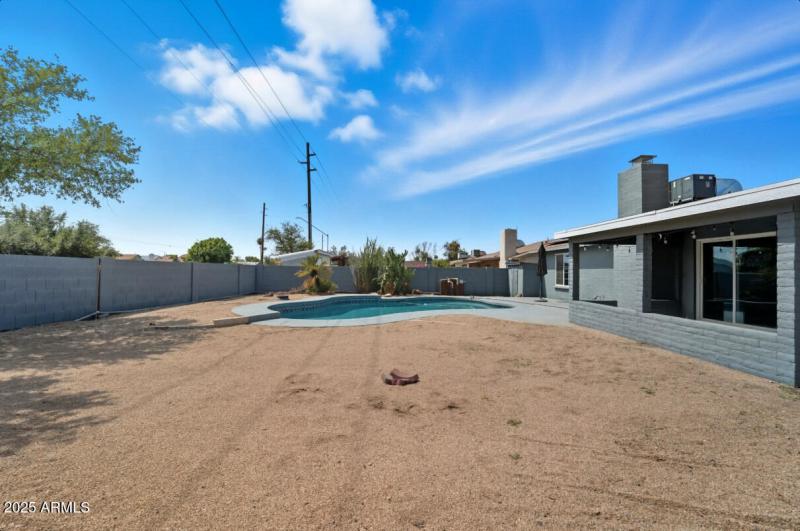 6337 W Caron St-45