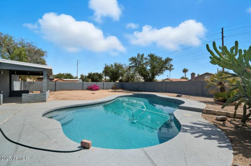 6337 W Caron St-47