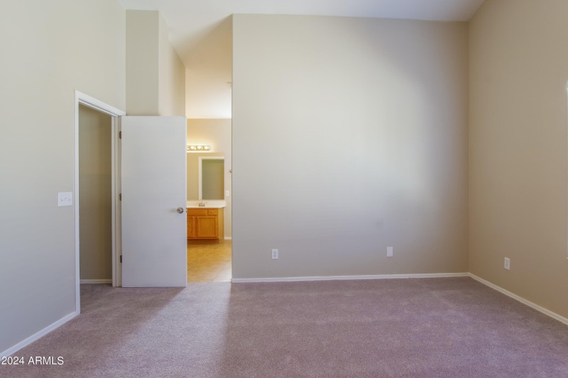 008-photo-primary-bedroom-8930031