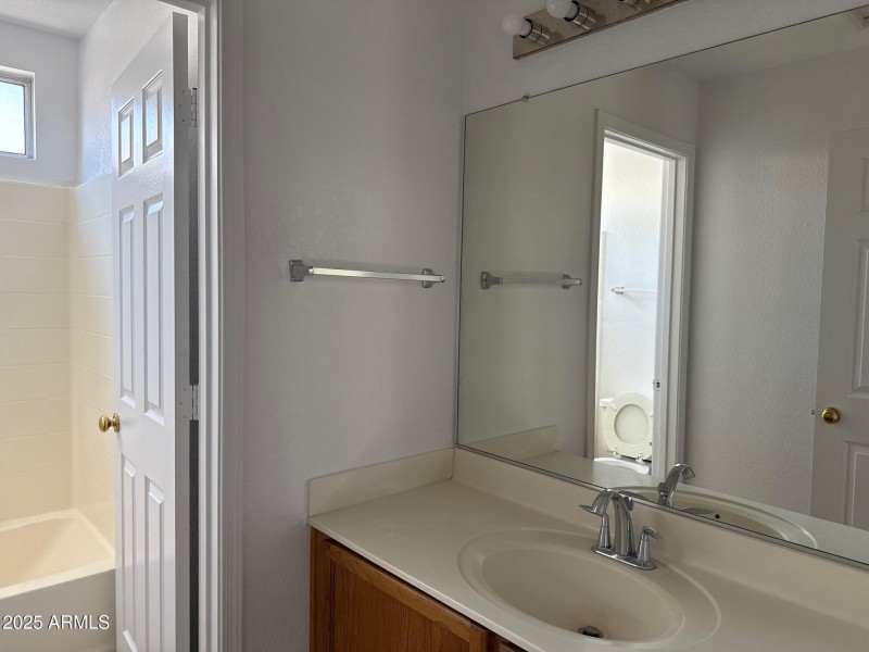 2905 hallway bath