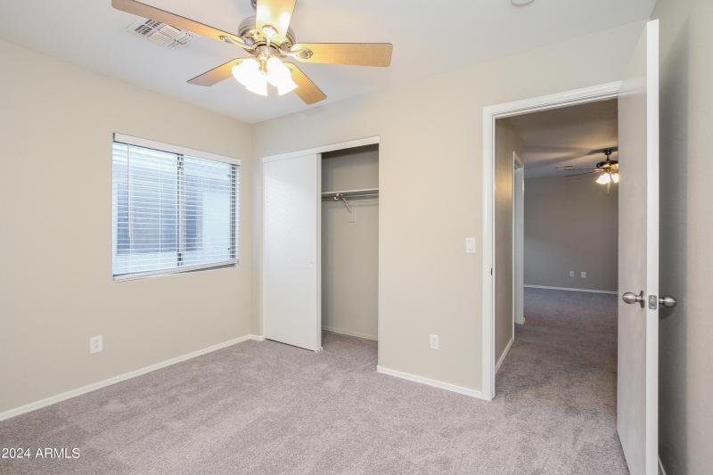 011-photo-bedroom-8781680