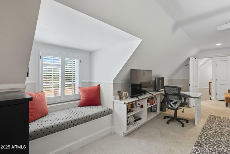 Window Seat - Perfect for Reading