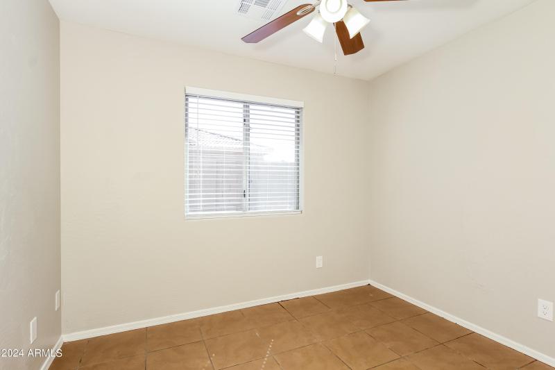 027-photo-bedroom-11963962