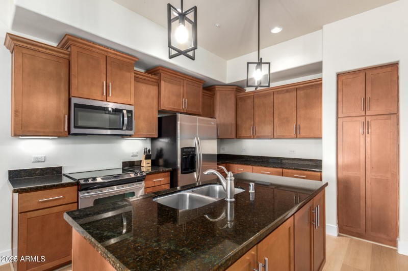 KITCHEN W/ GRANITE COUNTERTOPS