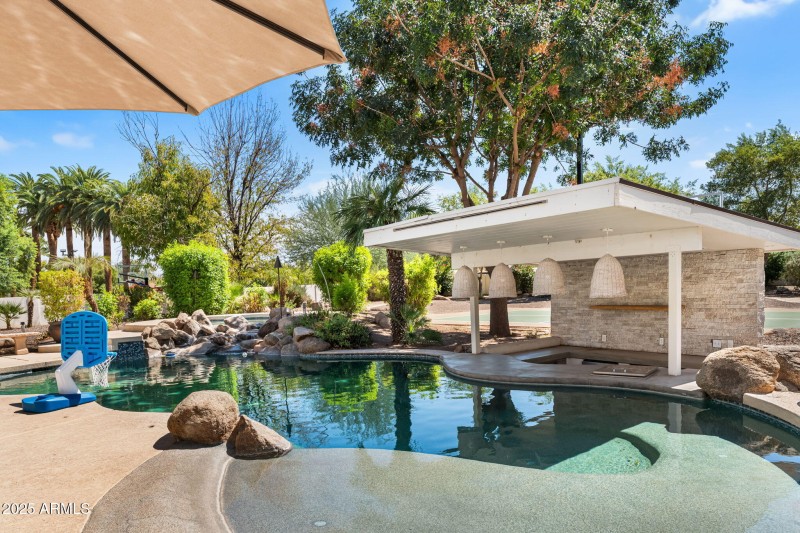 Swim up bar