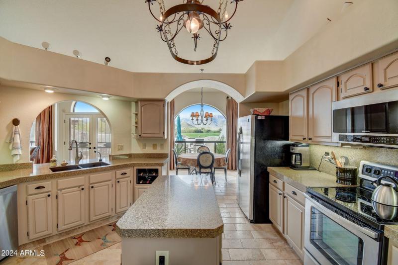 E Greenview Dr-015