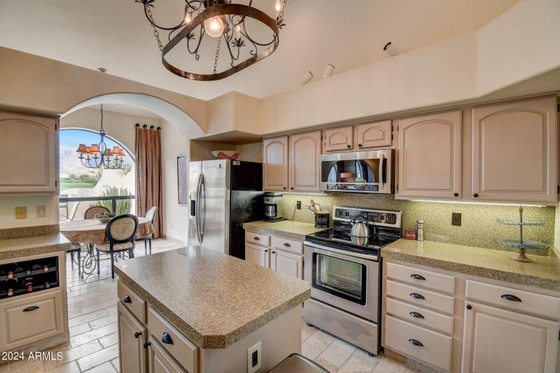 E Greenview Dr-016