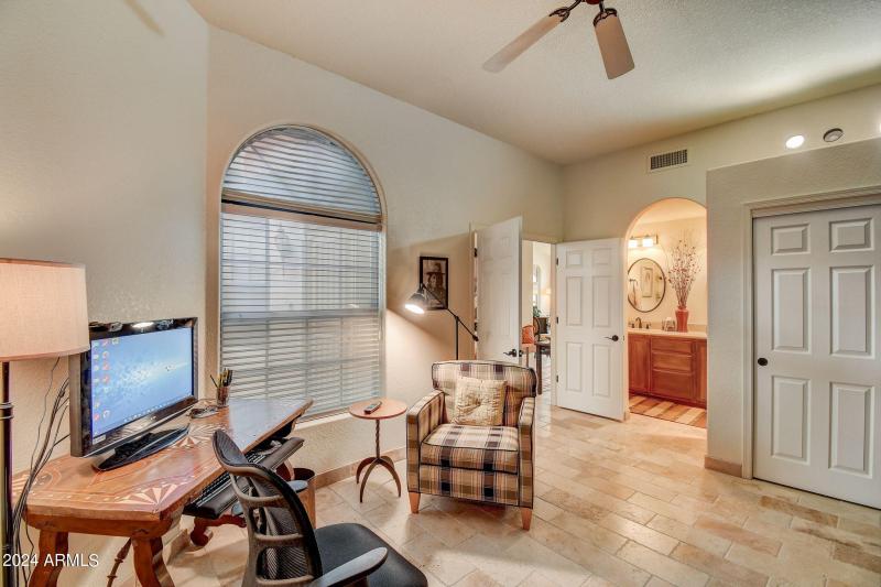 E Greenview Dr-023