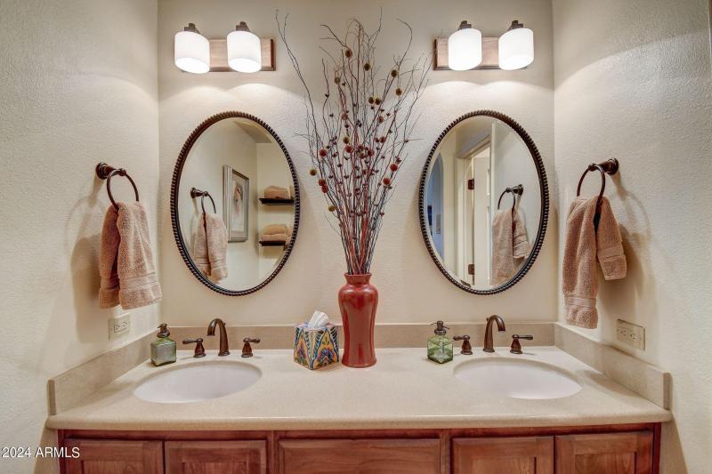 E Greenview Dr-025