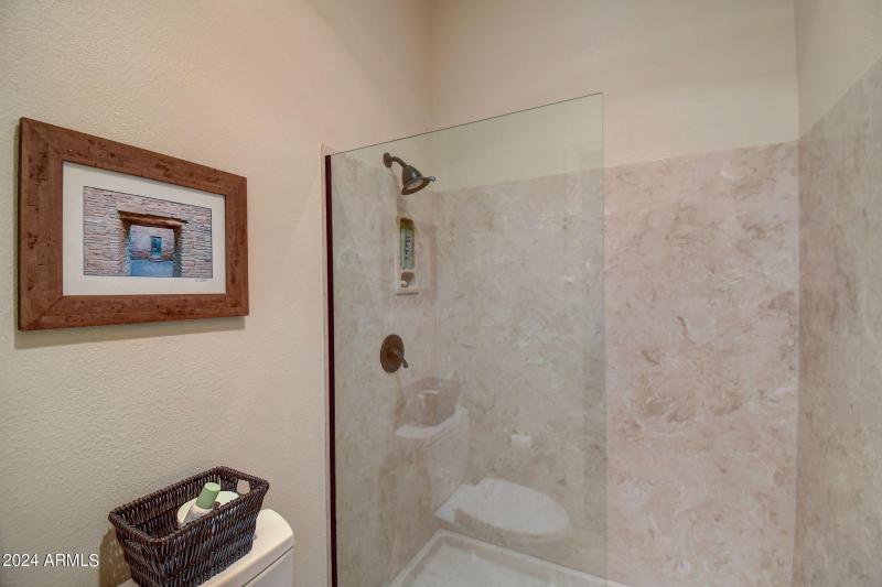 E Greenview Dr-026