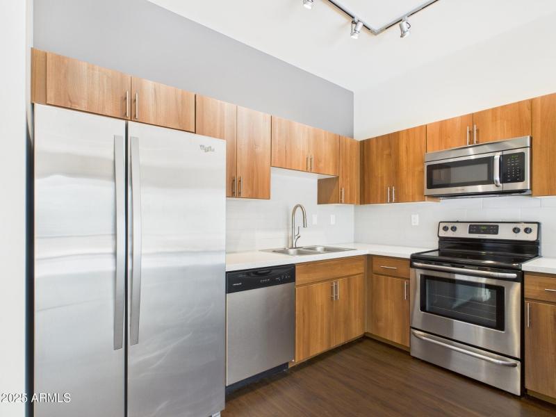 CAM02404G0-PR0141-STILL001