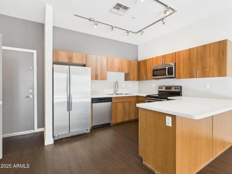 CAM02404G0-PR0141-STILL005