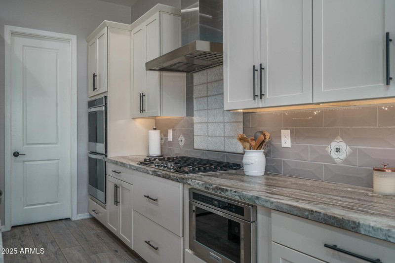 7) KITCHEN