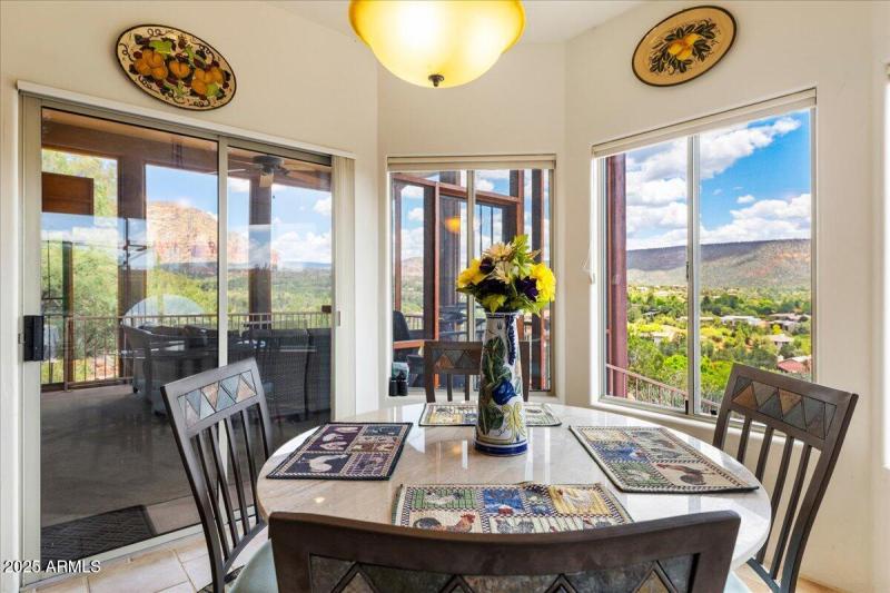 14-Breakfast Nook