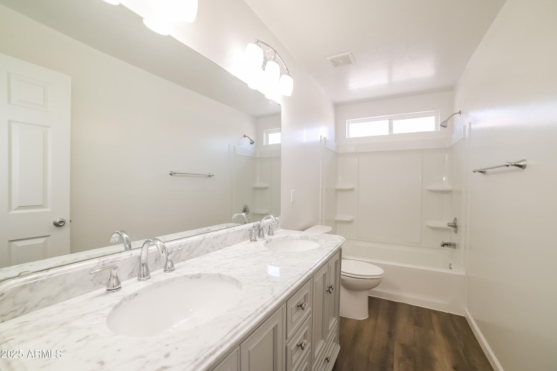 1015459.22650 W Pima St - Main Bathroom