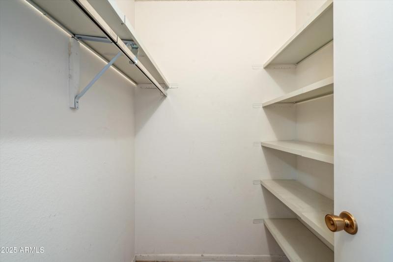 19-Walk-in Closet