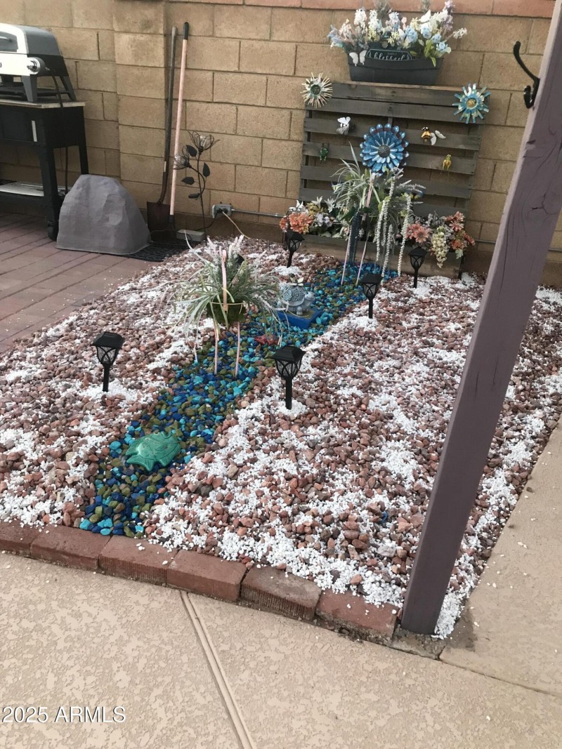 Medium Metal Garden/w Solar Lights