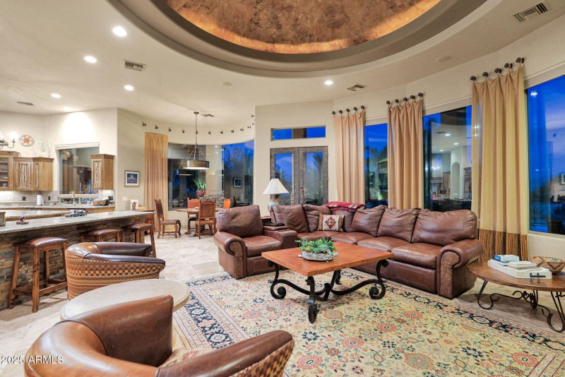 Open family rm, kitchen, &breakfast area