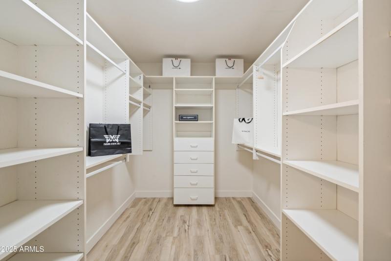 06-Walk-in Closet