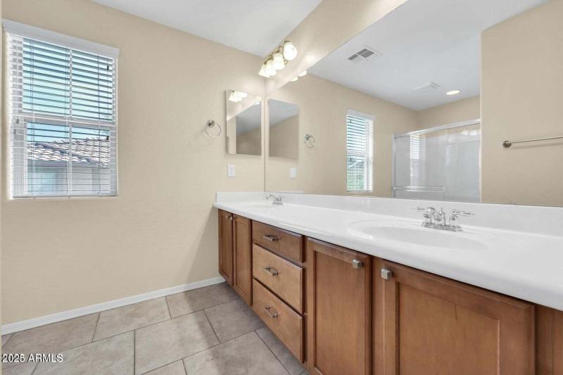 3639 W Thalia Ct - Double Sinks