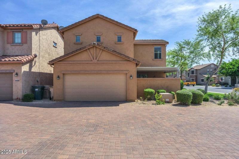 3639 W Thalia Ct - 2 car garage