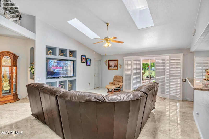 Family room 2 (2)