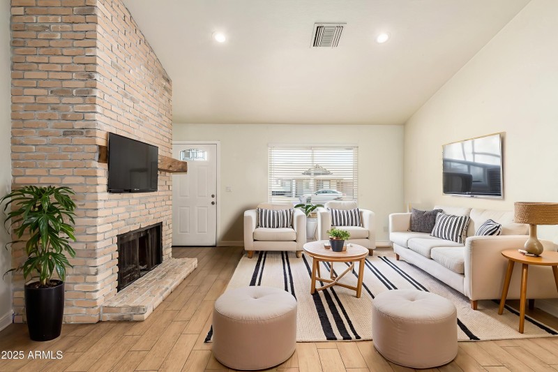 07-Aster - Living Room - Scandinavian -