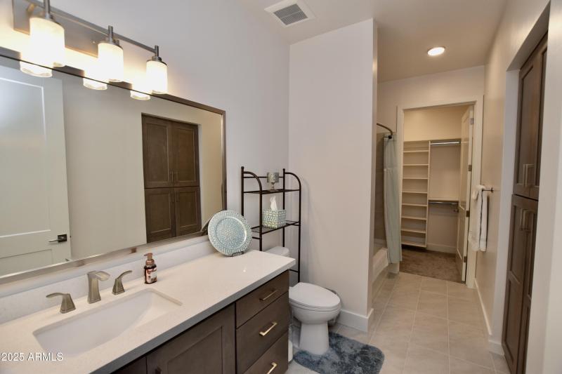 Guest Bedroom En Suite Bathroom