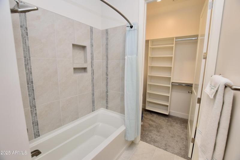 Guest Bedroom En Suite Bathroom