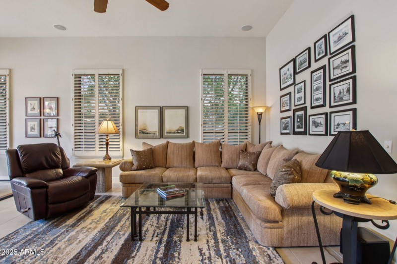 6-web-or-mls-E Altadena Dr-S2708-006