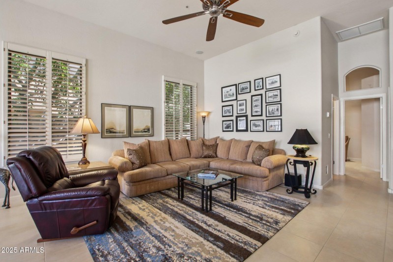 7-web-or-mls-E Altadena Dr-S2708-007