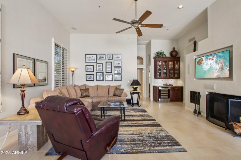 8-web-or-mls-E Altadena Dr-S2708-008