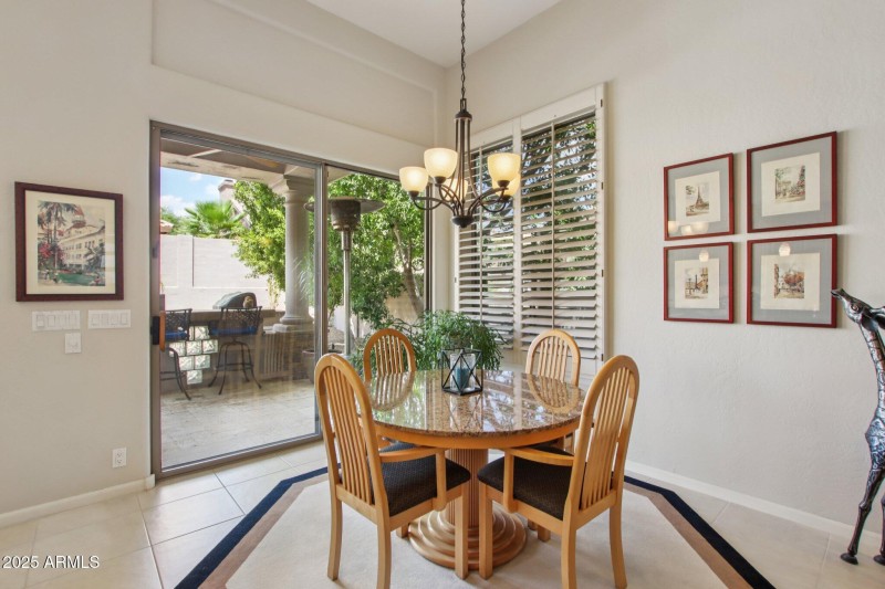 12-web-or-mls-E Altadena Dr-S2708-012