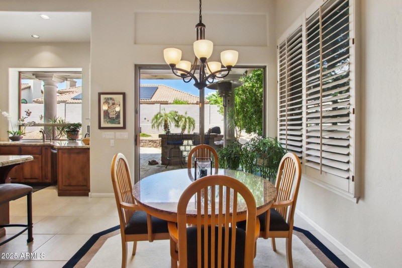 13-web-or-mls-E Altadena Dr-S2708-013