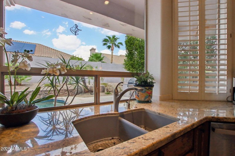 20-web-or-mls-E Altadena Dr-S2708-020