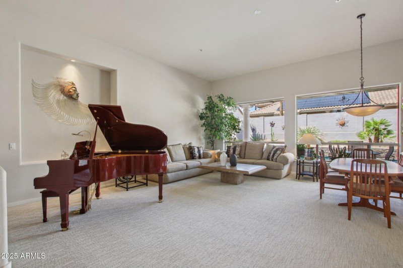 27-web-or-mls-E Altadena Dr-S2708-027