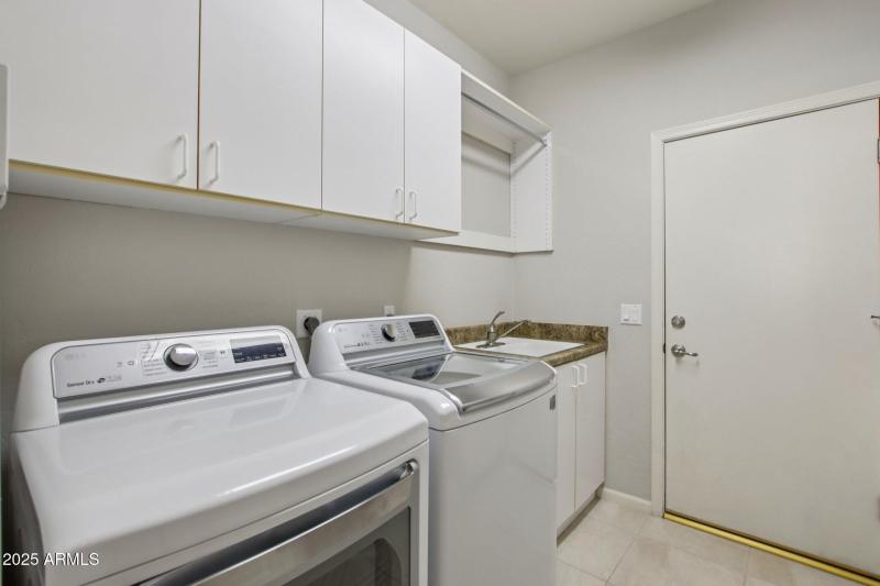 36-web-or-mls-E Altadena Dr-S2708-037