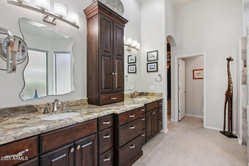 38-web-or-mls-E Altadena Dr-S2708-039