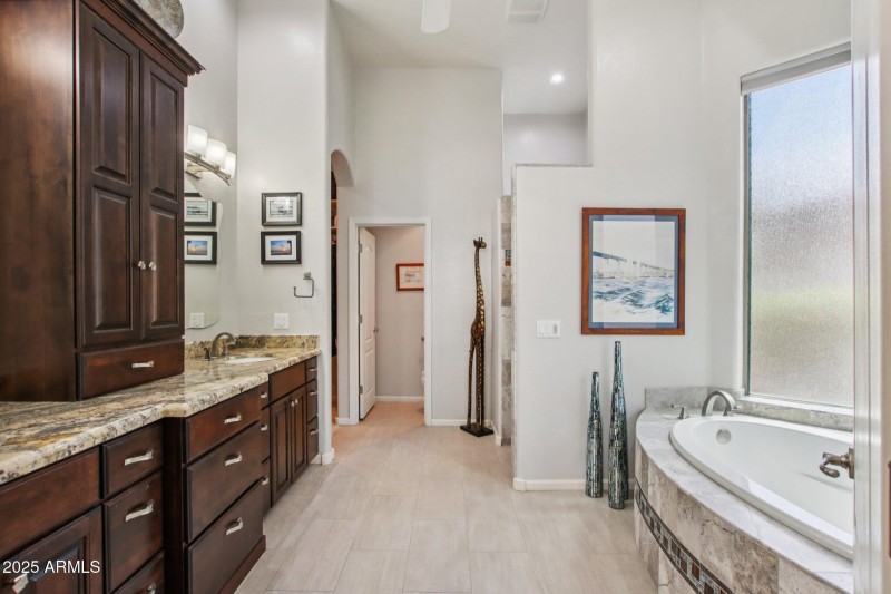 39-web-or-mls-E Altadena Dr-S2708-040