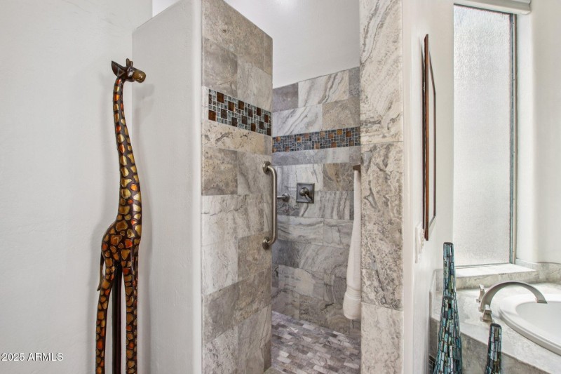 41-web-or-mls-E Altadena Dr-S2708-042