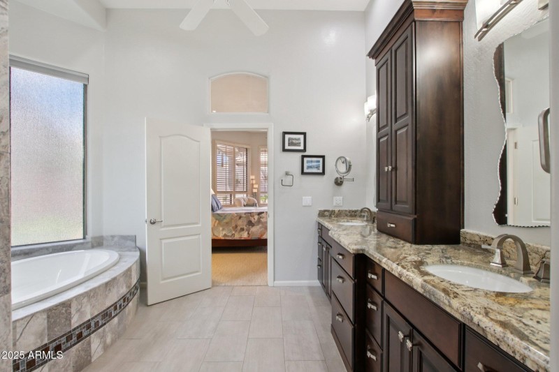 42-web-or-mls-E Altadena Dr-S2708-044