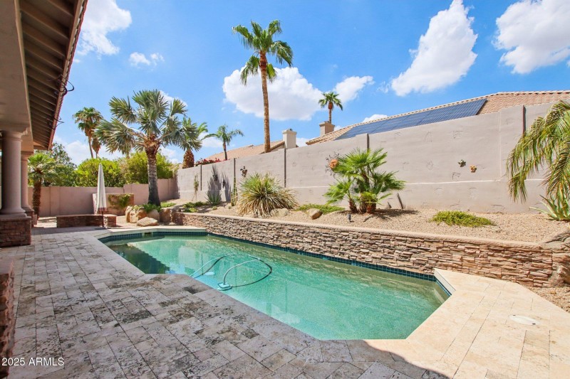 45-web-or-mls-E Altadena Dr-S2708-047