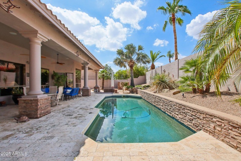 46-web-or-mls-E Altadena Dr-S2708-048