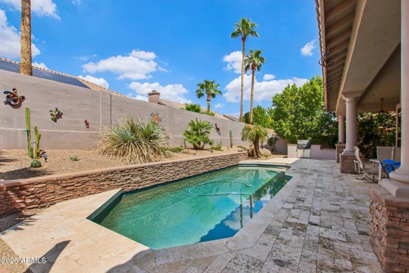 49-web-or-mls-E Altadena Dr-S2708-051